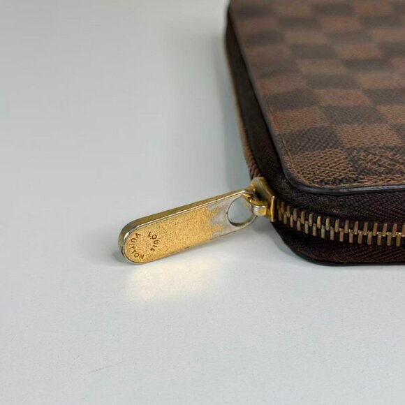 Louis Vuitton Damier Ebene Wallet with Classic Checkered Design - Picture 5 of 9
